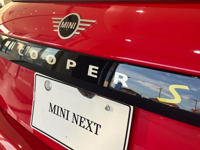 フロントタイヤより前の重量をなくし、車の運動性能を高めております。フロントタイヤから鼻先までが短いため、数値にてあらわれる「最小回転半径」より、小回りが利くことを実感いただけると思います。