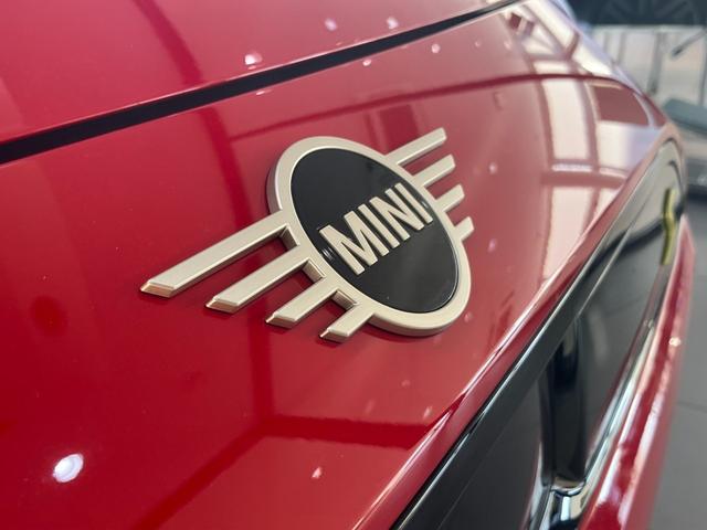 ＭＩＮＩはコンパクトなボディーながらホイールベースが長く設計されております。それにより、直進安定性が高まり、車内空間を広く設計しております。