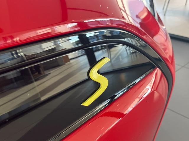 ＭＩＮＩの魅力のひとつは、豊富に用意されたボディカラーです。色々なカラー設定が御座いますので、明るめ、暗め、暖色系、寒色系など大まかな好みのお色から探していくとよいかもしれません。