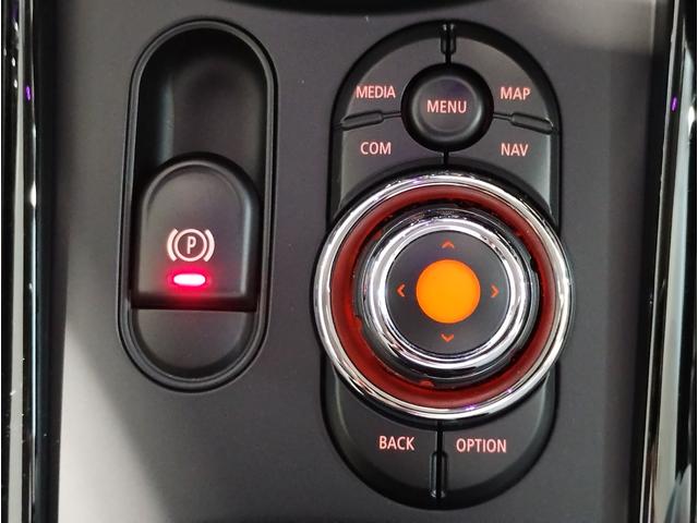 MINI クーパーD クラブマン アクティブクルーズコントロール 衝突軽減ブレーキ/車線逸脱防止 純正17インチアルミホイール LEDヘッドライト ドライビングモード バックカメラ 前後障害物センサー コンフォートアクセス ETC(28枚目)