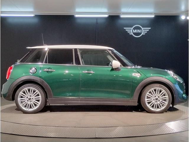 サイドスカットルとはフロントフェンダー上部についているサイドウィンカー部の事を言います。こちらのパーツはカスタム可能で最大で１１種類の純正アクセサリーからお好みでお選びいただけます。