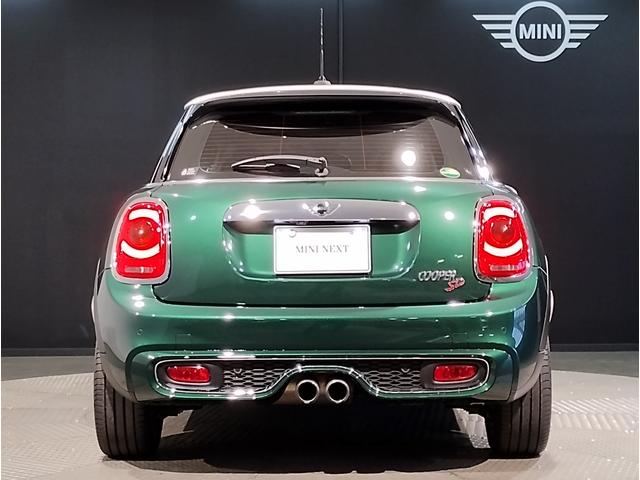 後ろからみても直ぐにＭＩＮＩだとわかる丸みを帯びたデザインでございます。