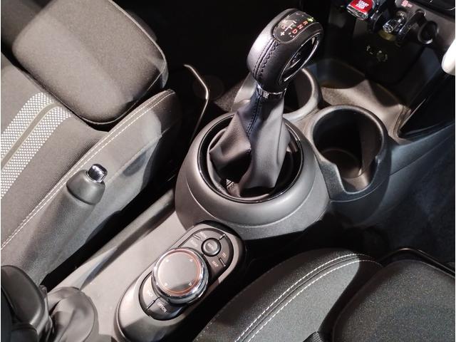 ミニ独特のゴーカートフィーリングと呼ばれる軽快なハンドリングはＡＴ車、ＭＴ車のどちらでも楽しめます。