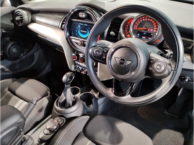 ＭＩＮＩの内装はとにかく『円』に拘ったデザインコンセプトが一目で伝わってきます。これほど円形に拘った車は他に御座いません。伝統のデザイン、トグルスイッチなど遊び心のある内装で御座います。