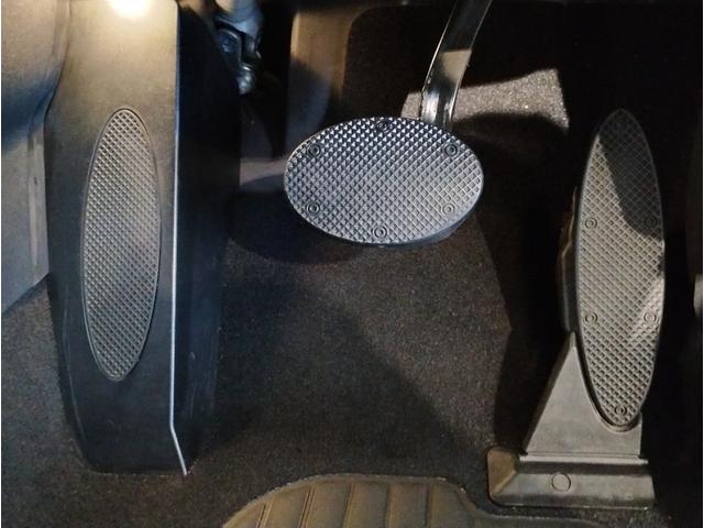 【ペダル】ＢＭＷはオルガン式アクセルペダルを採用しています。踏み込む足とペダルが同じ軌跡を描くため、かかとがずれにくく、アクセルコントロールがよりしやすくなるメリットがあります。