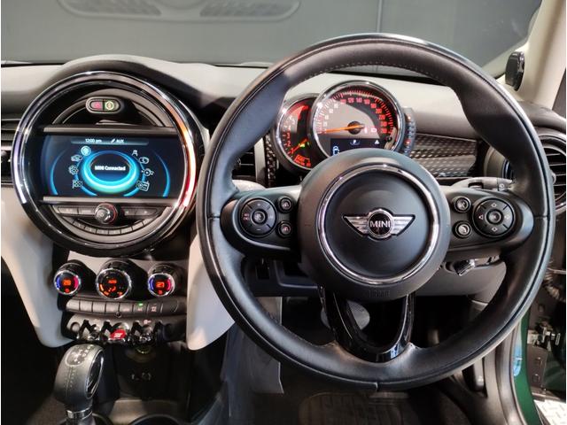 ＭＮＩのメーターパネルは円をコンセプトにデザインされております。おしゃれで愛嬌のあるＭＩＮＩ独自のデザインに惹かれる方は数多くいらっしゃいます。