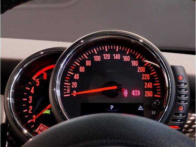 ＭＩＮＩは３０ｋｍと５０ｋｍのところに赤い印が御座います。多くのヨーロッパの国では一般道の法定速度が　３０ｋｍ（生活道）　と　５０ｋｍ（市街道）　に設定されており、それを分かり易くする為です。