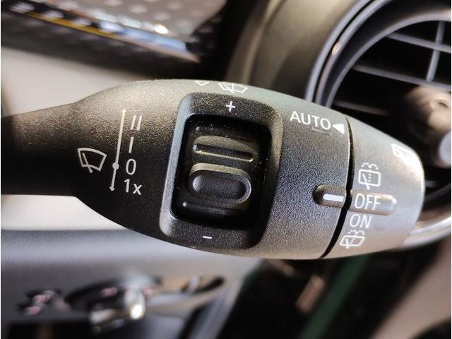 トグルスイッチを使うことにより、コクピット感を演出しております。メーターパネルも無駄な情報がなく、クラシック感のある見やすいメーターパネルで御座います。