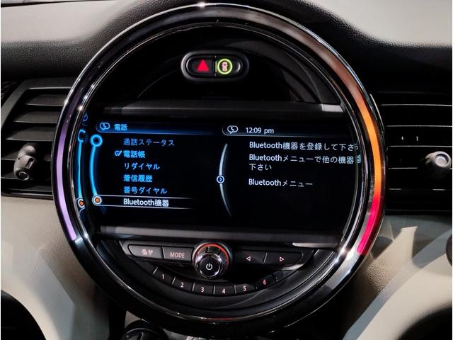 シフトレバー周辺に搭載されたｉＤｒｉｖｅ（ナビのコントローラー）はドライバーの運転姿勢を崩さず、直感的に操作が可能で御座います