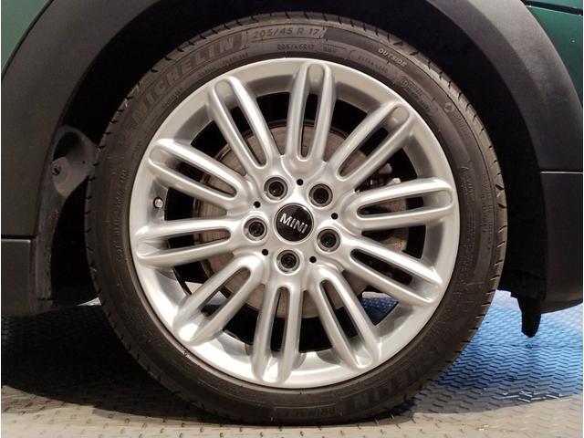 アロイは英語で合金を意味しますが、車の世界ではアルミ製のホイールを指します。大衆車のホイールは製造コストが安いスチール（鉄）でできていますが、アルミ（アルミ合金）製ホイールは軽いのが特徴です。