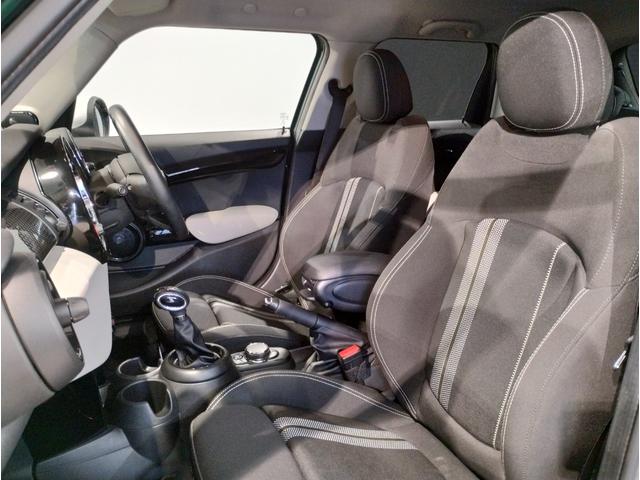 シートは少し硬めで御座います。体が沈み込まず、体をシートの面で支えることにより、疲労感の軽減につながります。