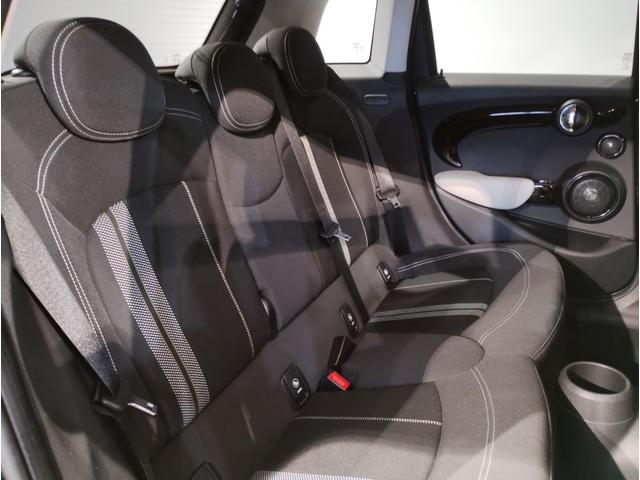 シートに深く腰掛けることが出来るため、長距離ドライブでも快適で疲れにくいです。