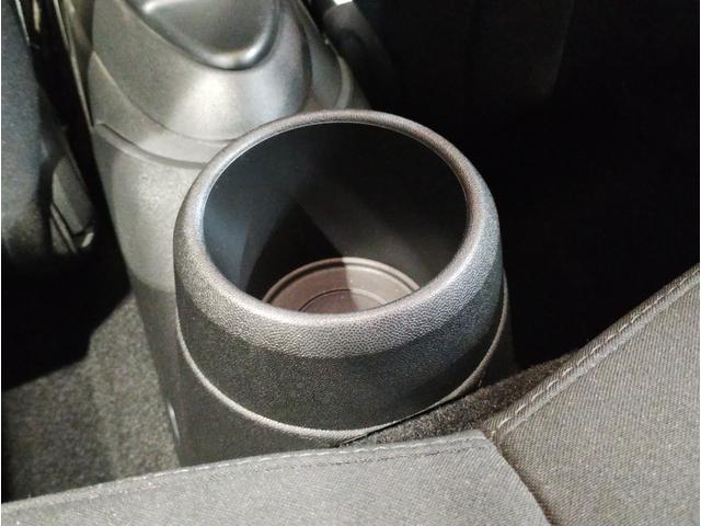 後部座席のシートは奥に向かって少し傾斜が御座います。そのため、深く腰掛けることが出来、コンパクトなＭＩＮＩでも十分なヘッドクリアランスが確保されております。