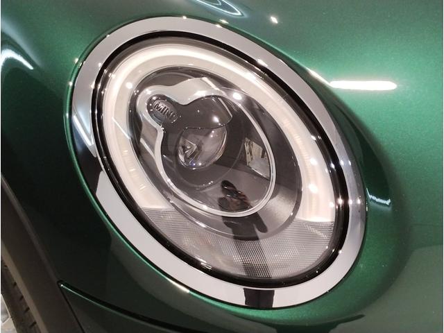 このヘッドライトは、赤ちゃんの可愛らしい目をモチーフしたものです。一方で、クロスオーバーのヘッドライトは、北欧の女性の切れ長の目をイメージしてデザインされています。