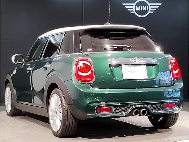 リアのフェンダー部分は『カスケードライン』と呼ばれるデザインです。ワイドな安定感の高さを表現しており、ＭＩＮＩの歴史と伝統のあるデザインです。