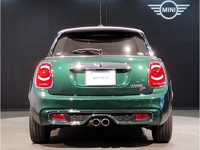 テールライトをクロームラインで囲むことにより印象的でスタイリッシュなテールライトを表現しております。※オプションにより、ブラックに交換のして、引き締まった印象を表現することも可能です。