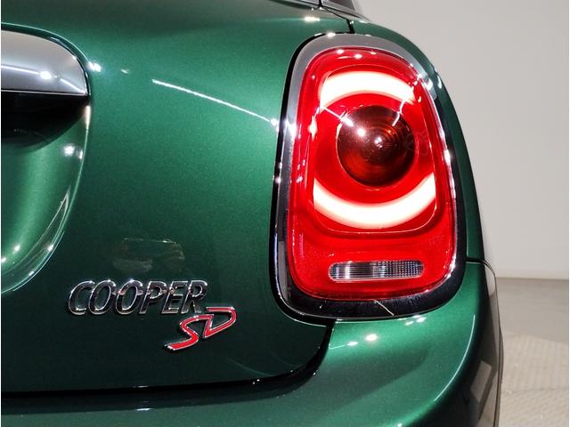 ブレーキランプ、バックランプも明るいため、暗い夜道でも自車の存在をアピールできます。