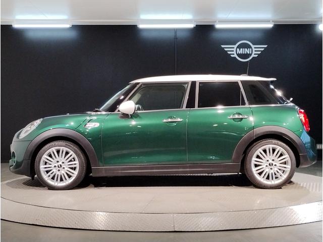 フロントタイヤより前の重量をなくし、車の運動性能を高めております。フロントタイヤから鼻先までが短いため、数値にてあらわれる「最小回転半径」より、小回りが利くことを実感いただけると思います。