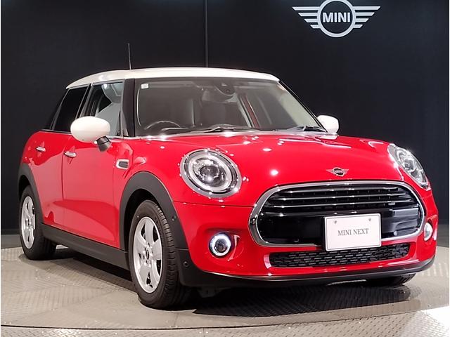 ＭＩＮＩ クーパーＤ　チリレッド　ホワイトルーフ　ペッパーＰＫＧ　デジタルメーター　ヘッドアップディスプレイ　アンビエントライト　ドライビングアシスト　ＨＤＤナビ　リヤビューカメラ　コンフォートアクセス　前後障害物センサー（6枚目）