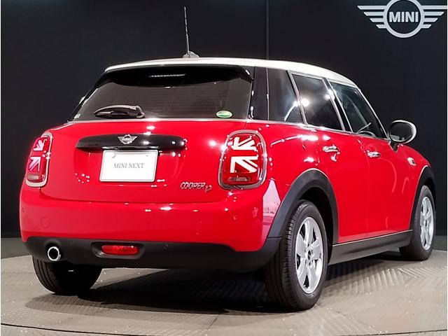 ＭＩＮＩ クーパーＤ　チリレッド　ホワイトルーフ　ペッパーＰＫＧ　デジタルメーター　ヘッドアップディスプレイ　アンビエントライト　ドライビングアシスト　ＨＤＤナビ　リヤビューカメラ　コンフォートアクセス　前後障害物センサー（8枚目）