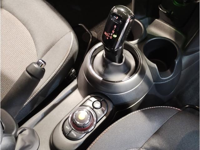 ＭＩＮＩ クーパーＤ　チリレッド　ホワイトルーフ　ペッパーＰＫＧ　デジタルメーター　ヘッドアップディスプレイ　アンビエントライト　ドライビングアシスト　ＨＤＤナビ　リヤビューカメラ　コンフォートアクセス　前後障害物センサー（11枚目）