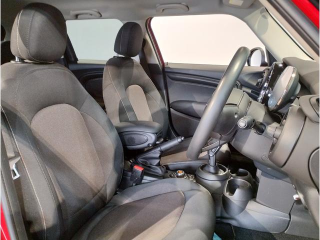 ＭＩＮＩ クーパーＤ　チリレッド　ホワイトルーフ　ペッパーＰＫＧ　デジタルメーター　ヘッドアップディスプレイ　アンビエントライト　ドライビングアシスト　ＨＤＤナビ　リヤビューカメラ　コンフォートアクセス　前後障害物センサー（12枚目）