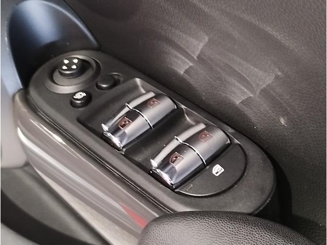 ＭＩＮＩ クーパーＤ　チリレッド　ホワイトルーフ　ペッパーＰＫＧ　デジタルメーター　ヘッドアップディスプレイ　アンビエントライト　ドライビングアシスト　ＨＤＤナビ　リヤビューカメラ　コンフォートアクセス　前後障害物センサー（56枚目）