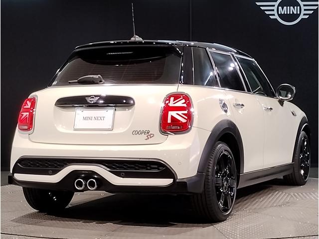 ＭＩＮＩ クーパーＳＤ　クラシック・トリム　ワンオーナー　純正１７インチアルミホイール　デジタルメーター　オートクルーズコントロール　バックカメラ　前後障害物センサー　衝突軽減ブレーキ／車線逸脱防止　オートエアコン　アンビエントライト（8枚目）
