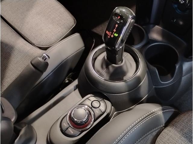 ＭＩＮＩ クーパーＳＤ　クラシック・トリム　ワンオーナー　純正１７インチアルミホイール　デジタルメーター　オートクルーズコントロール　バックカメラ　前後障害物センサー　衝突軽減ブレーキ／車線逸脱防止　オートエアコン　アンビエントライト（11枚目）