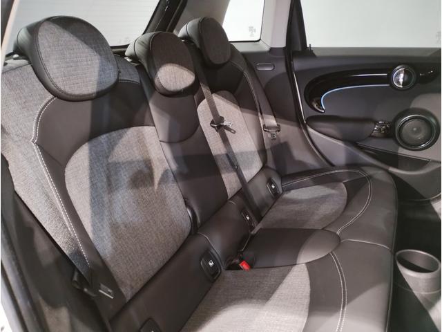 ＭＩＮＩ クーパーＳＤ　クラシック・トリム　ワンオーナー　純正１７インチアルミホイール　デジタルメーター　オートクルーズコントロール　バックカメラ　前後障害物センサー　衝突軽減ブレーキ／車線逸脱防止　オートエアコン　アンビエントライト（13枚目）