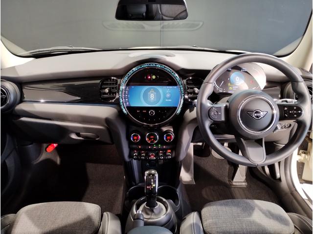 ＭＩＮＩ クーパーＳＤ　クラシック・トリム　ワンオーナー　純正１７インチアルミホイール　デジタルメーター　オートクルーズコントロール　バックカメラ　前後障害物センサー　衝突軽減ブレーキ／車線逸脱防止　オートエアコン　アンビエントライト（14枚目）