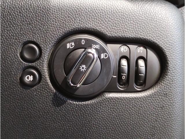 ＭＩＮＩ クーパーＳＤ　クラシック・トリム　ワンオーナー　純正１７インチアルミホイール　デジタルメーター　オートクルーズコントロール　バックカメラ　前後障害物センサー　衝突軽減ブレーキ／車線逸脱防止　オートエアコン　アンビエントライト（28枚目）