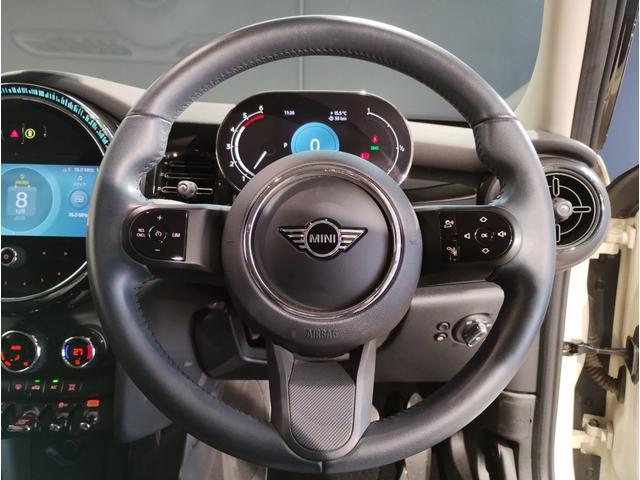 ＭＩＮＩ クーパーＳＤ　クラシック・トリム　ワンオーナー　純正１７インチアルミホイール　デジタルメーター　オートクルーズコントロール　バックカメラ　前後障害物センサー　衝突軽減ブレーキ／車線逸脱防止　オートエアコン　アンビエントライト（34枚目）