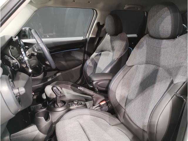 ＭＩＮＩ クーパーＳＤ　クラシック・トリム　ワンオーナー　純正１７インチアルミホイール　デジタルメーター　オートクルーズコントロール　バックカメラ　前後障害物センサー　衝突軽減ブレーキ／車線逸脱防止　オートエアコン　アンビエントライト（48枚目）