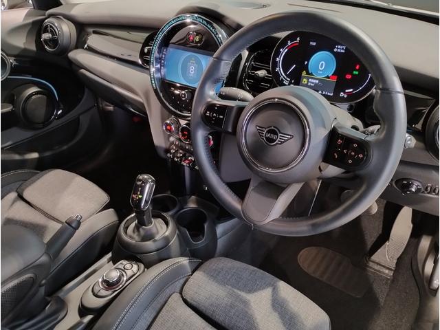 ＭＩＮＩ クーパーＳＤ　クラシック・トリム　ワンオーナー　純正１７インチアルミホイール　デジタルメーター　オートクルーズコントロール　バックカメラ　前後障害物センサー　衝突軽減ブレーキ／車線逸脱防止　オートエアコン　アンビエントライト（49枚目）