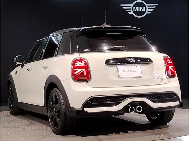 ＭＩＮＩ クーパーＳＤ　クラシック・トリム　ワンオーナー　純正１７インチアルミホイール　デジタルメーター　オートクルーズコントロール　バックカメラ　前後障害物センサー　衝突軽減ブレーキ／車線逸脱防止　オートエアコン　アンビエントライト（65枚目）