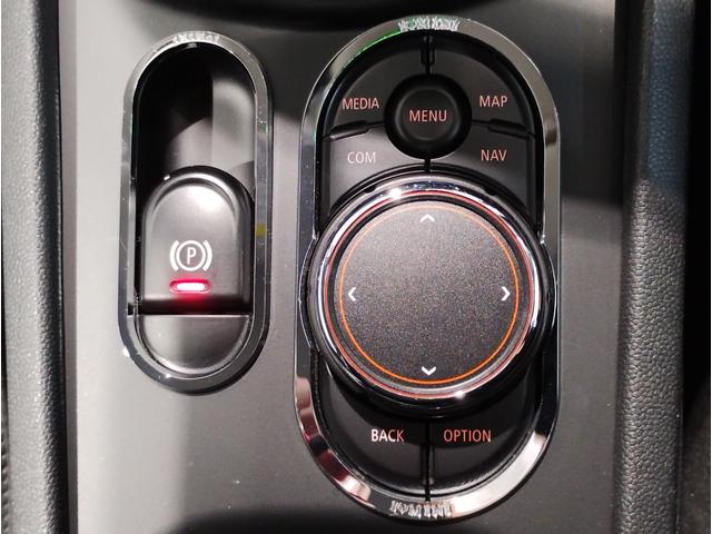 MINI クーパーS クラブマン クロスシート LEDヘッドライト バックカメラ ペッパーパッケージ 17インチアルミホイール クロームラインエクステリア HDDナビゲーション アクティブクルーズコントロール(22枚目)