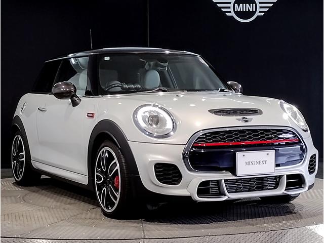 MINI ジョンクーパーワークス トラックスタイル HDDナビゲーション シートヒーター 6速ミッション レザーシート クルーズコントロール LEDヘッドライト サテライトグレーレザーシート ミラー型ETC プッシュスタート(6枚目)