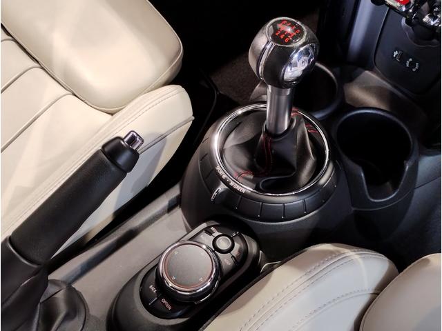 MINI ジョンクーパーワークス トラックスタイル HDDナビゲーション シートヒーター 6速ミッション レザーシート クルーズコントロール LEDヘッドライト サテライトグレーレザーシート ミラー型ETC プッシュスタート(11枚目)