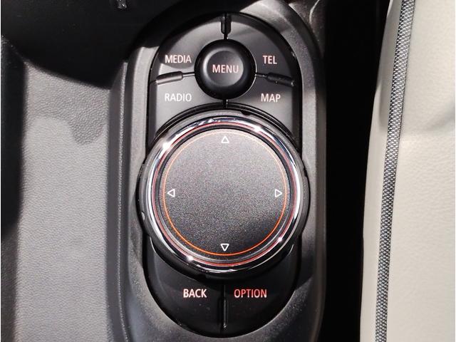 MINI ジョンクーパーワークス トラックスタイル HDDナビゲーション シートヒーター 6速ミッション レザーシート クルーズコントロール LEDヘッドライト サテライトグレーレザーシート ミラー型ETC プッシュスタート(22枚目)