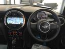 MINI認定中古車は100項目の箇所を徹底的にチェック致します。機械的な箇所や電気系、コンピューターなどを詳細に点検。交換基準に達した部品は整備した後にご納車致します。