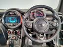 MINIは30kmと50kmのところに赤い印が御座います。多くのヨーロッパの国では一般道の法定速度が 30km(生活道) と 50km(市街道) に設定されており、それを分かり易くする為です。