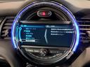 MINIのインテリアで最大のアイコンとなっているのがダッシュボードの中央に置かれた大型のセンターメーターです。現在のMINIは、センターメーターをセンターディスプレイへと形を変えて受け継がれています。