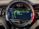 シフトレバー周辺に搭載されたiDrive(ナビのコントローラー)はドライバーの運転姿勢を崩さず、直感的に操作が可能で御座います