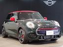 このヘッドライトは、赤ちゃんの可愛らしい目をモチーフしたものです。一方で、クロスオーバーのヘッドライトは、北欧の女性の切れ長の目をイメージしてデザインされています。