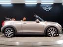 ＭＩＮＩ クーパー　コンバーチブル　メルティングシルバー　チェスターレザー　スポーツシート　ペッパーＰＫＧ　ユアーズソフトトップ　シートヒーター　レザーステアリング　ＨＤＤナビ　リヤビューカメラ　１７ＡＷ　ＬＥＤヘッドライト（7枚目）