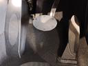 【ペダル】BMWはオルガン式アクセルペダルを採用しています。踏み込む足とペダルが同じ軌跡を描くため、かかとがずれにくく、アクセルコントロールがよりしやすくなるメリットがあります。