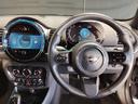 MINIは30kmと50kmのところに赤い印が御座います。多くのヨーロッパの国では一般道の法定速度が 30km(生活道) と 50km(市街道) に設定されており、それを分かり易くする為です。