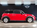 ＭＩＮＩ クーパーＤ　２年保証　ワンオーナー　ペッパーパッケージ　カメラパッケージ　シートヒーター　純正１５インチアルミホイール　クロスシート　前後障害物センサー　衝突被害軽減ブレーキ　バックカメラ　スペアキー（7枚目）