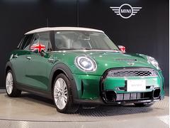 ＭＩＮＩのフロントグリルのデザインはイギリスで生まれた当初から、シルバーのサイドバーが折り重なった伝統的なデザインで御座います。その伝統はＢＭＷのお車になってからでも少しずつ形を変えて守られております 6